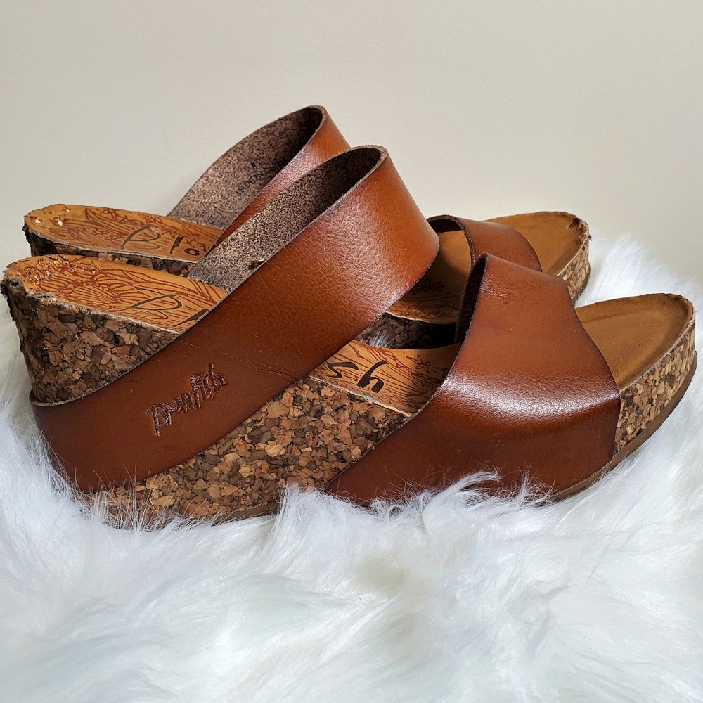 ⚜️ (3/$10) Tan Blowfish Wedge Sandals